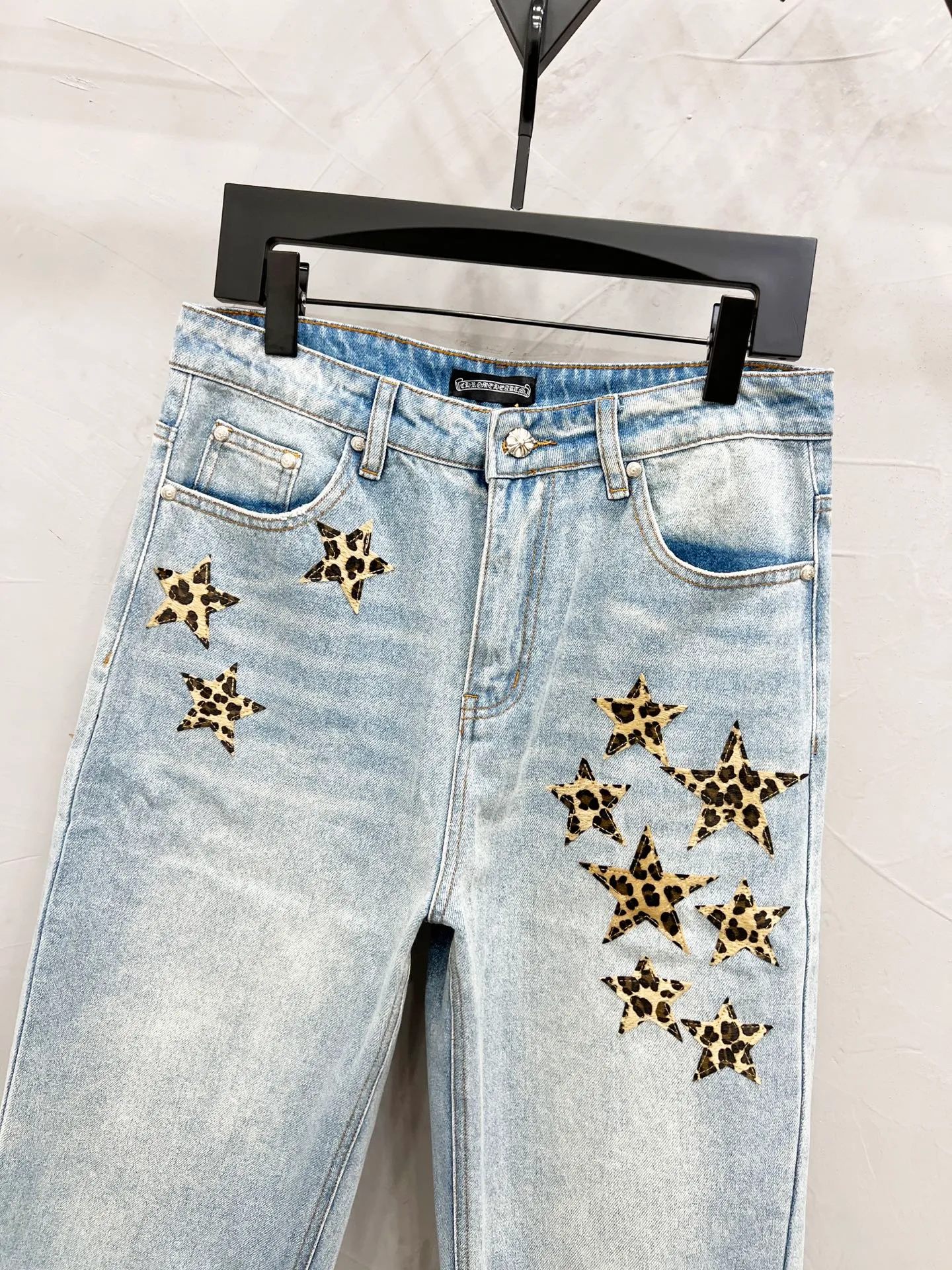 P250 Style No.: [M931] Chrome Hearts SS25 star embroidered zipper straight jeans for men and women, blue, top ceiling quality, styles with different wash textures, very friendly to people with thin legs and thick legs, the straight slim fit is very flattering to the leg shape, timeless moderate length, easy to match with, basic styling for various styles, a must-have in the wardrobe! The fabric is stiff but also makes the upper body soft without losing texture. The washing process is even more perfect. It is a must-have item for everyone! ! ! Washed wheat, hang tag, pants label, three labels complete Color: blue Size: 30, 32, 34, 36